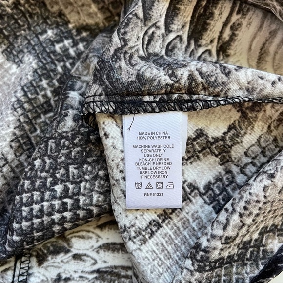 1. State Brown Snakeskin Print Smock Neck Flutter Sleeve Blouse Medium Women’s - Picture 10 of 11